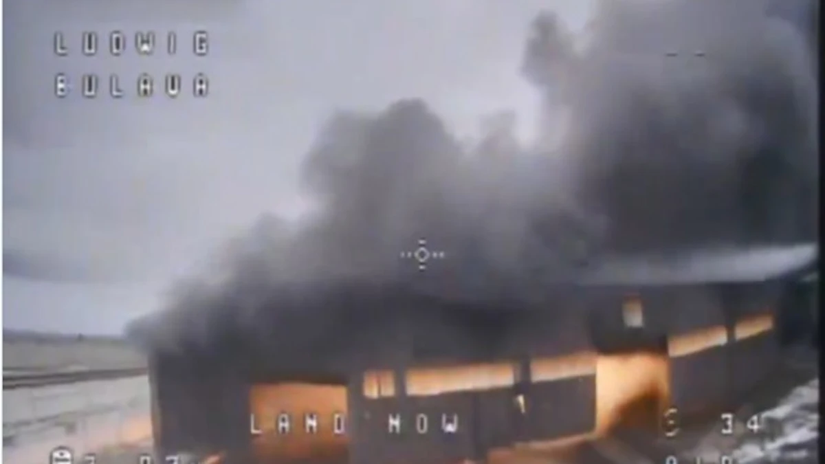 Así se vuela un hangar ruso, con todos sus blindados dentro, por el certero ataque de un dron ucraniano