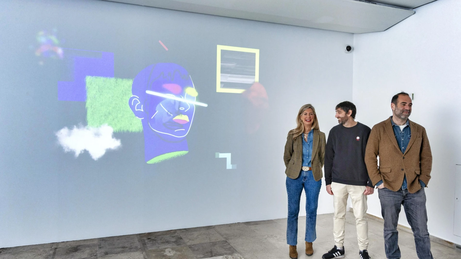 La concejala Irene Carvajal, junto al autor ‘Primo’ y Javier Hontoria