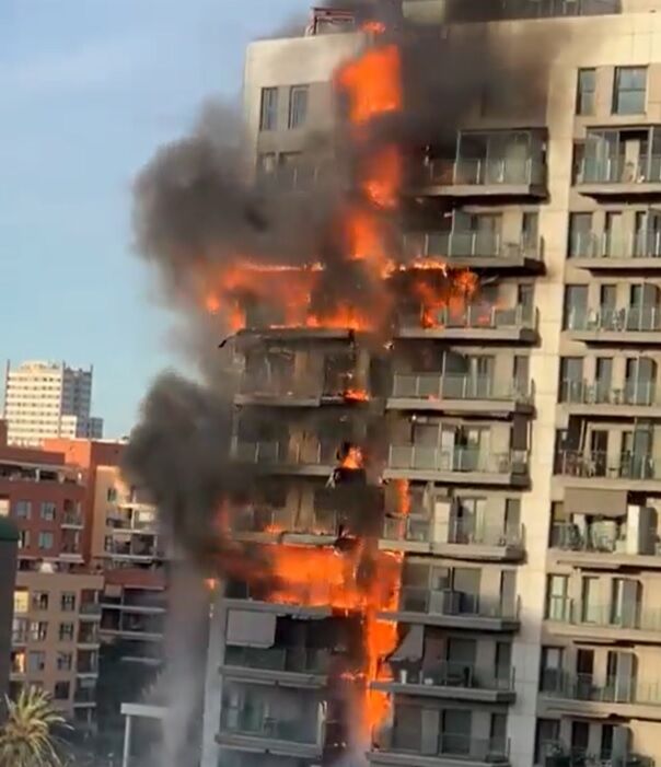 Espectacular incendio en un edificio de Valencia