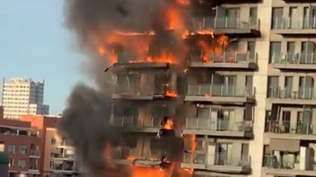 Espectacular incendio en un edificio de Valencia