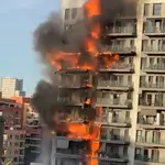 Espectacular incendio en un edificio de Valencia