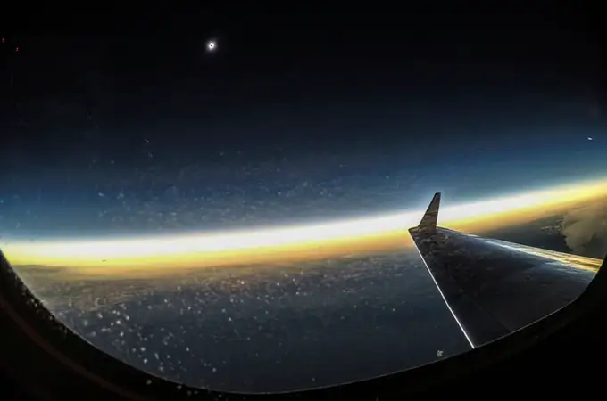 Puedes comprar pasajes para ver el próximo eclipse solar desde un avión