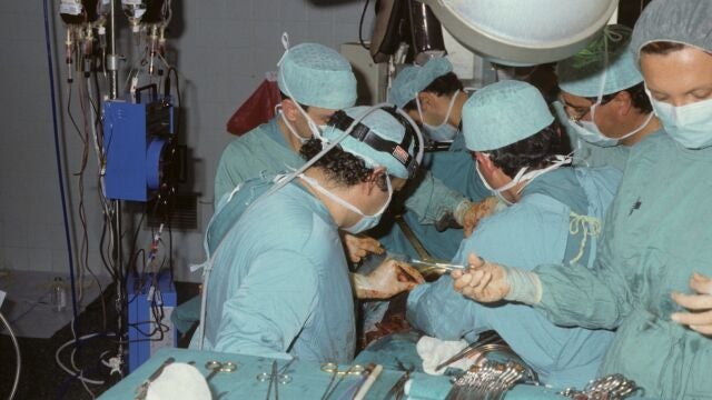 Fotografía tomada en quirófano durante el primer trasplante de hígado en España