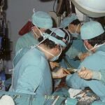 Fotografía tomada en quirófano durante el primer trasplante de hígado en España