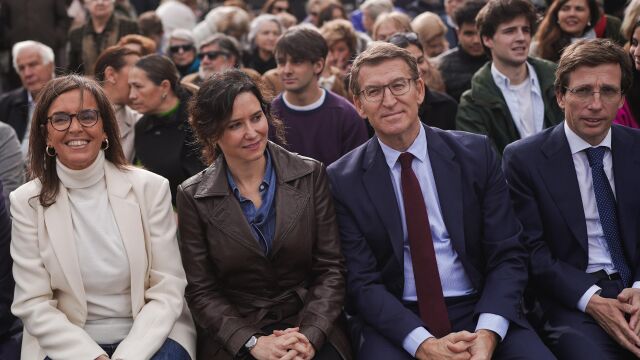 Isabel Díaz Ayuso junto a Carmen Fúnez, Alberto Núñez Feijóo y José Luis Martínez Almeida.