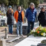 El alclade de Soria, Carlos Martínez y la concejala de Cultura, Gloria Gonzalo, realizan una ofrenda floral en la tumba de Leonor y Odón Alonso