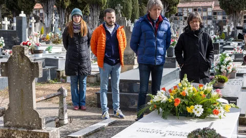 El alclade de Soria, Carlos Martínez y la concejala de Cultura, Gloria Gonzalo, realizan una ofrenda floral en la tumba de Leonor y Odón Alonso
