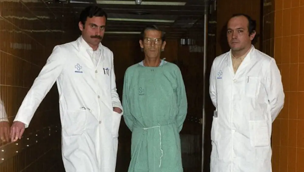  El primer paciente trasplantad de hígado, Juan Cuesta, flanqueado por los cirujanos Carlos Margarit (izquierda) y Eduard Jaurrieta 