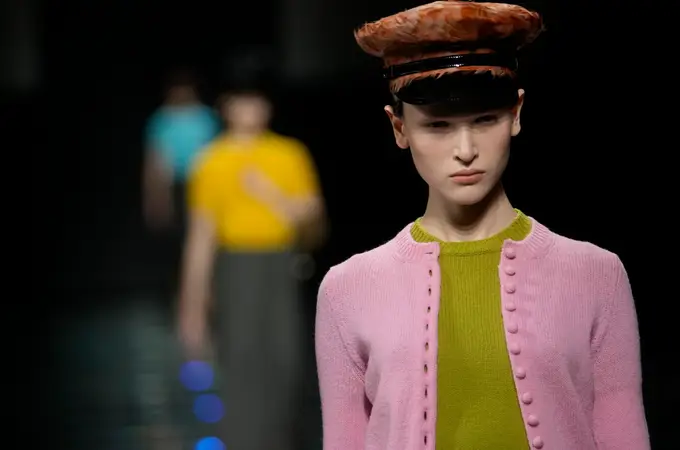 Prada deslumbra con su nuevo enfoque romántico en la Semana de la Moda de Milán