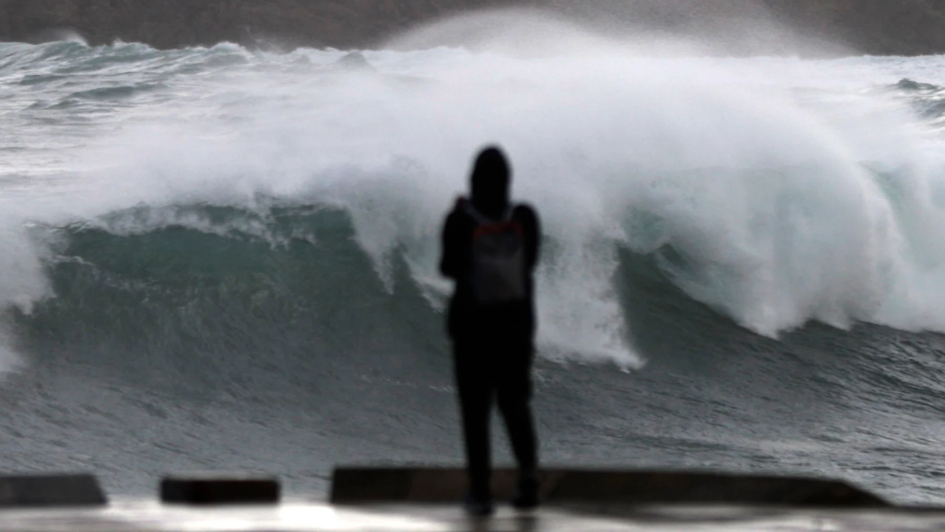 A CORUÑA, 23/02/24.- Las olas rompían este viernes contra las playas de Riazor y Orzán, en la ciudad de A Coruña, durante el temporal marítimo con viento muy fuerte que mantiene en alerta a todo el litoral cantábrico, con Galicia en nivel rojo por riesgo extremo, ante la previsión de olas de hasta 9 metros, mientras que Asturias, Cantabria y País Vasco están en nivel naranja (riesgo importante), y también el sur de Andalucía oriental. EFE/Cabalar