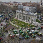 Manifestación de ganaderos y agricultores por las calles del centro de Madrid. Tractores llegando a la puerta de Alcalá. 
