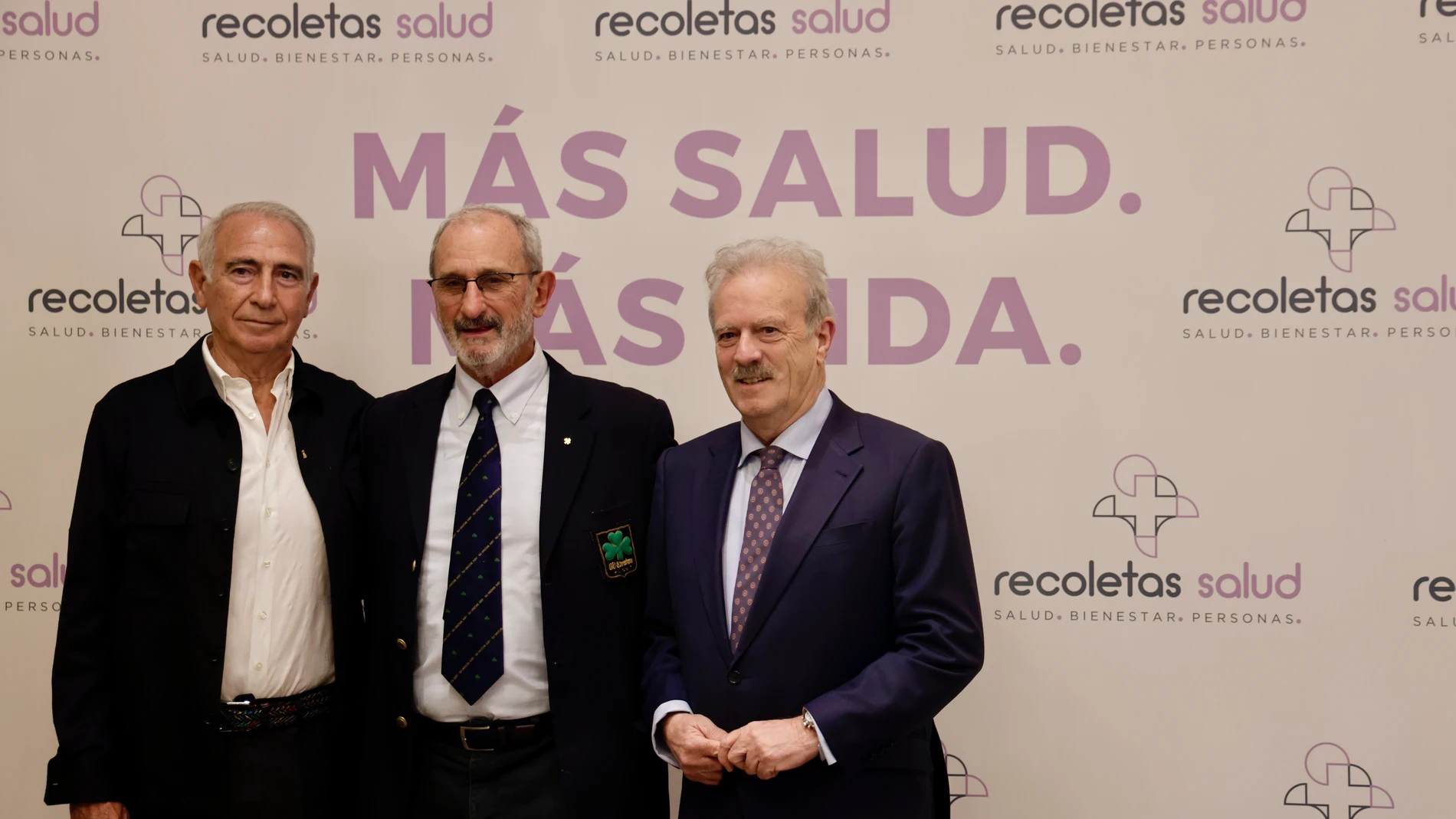 El presidente de Recoletas Salud, Armando Rodríguez, presenta el grupo en Salamanca en un acto con la participación de Gustavo Zerbino, superviviente de la tragedia de los Andes. Con ellos el periodista Manuel Campo Vidal