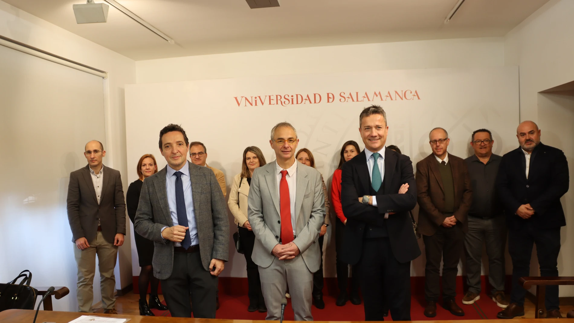 El rector, Ricardo Rivero, presenta la Cátedra de Inteligencia Artificial y Reto Demográfico, acompañado por el catedrático de Ciencias de la Computación e Inteligencia Artificial de la Universidad de Salamanca, Juan Manuel Corchado, y por el CEO de Eurostar Mediagroup, Gerardo Iracheta