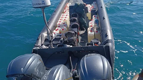 Narcolancha intervenida por la Guardia Civil en Conil, cargada con garrafas de gasolina y hachís