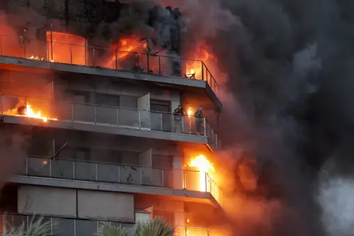La pareja rescatada del balcón en pleno incendio de Valencia: 