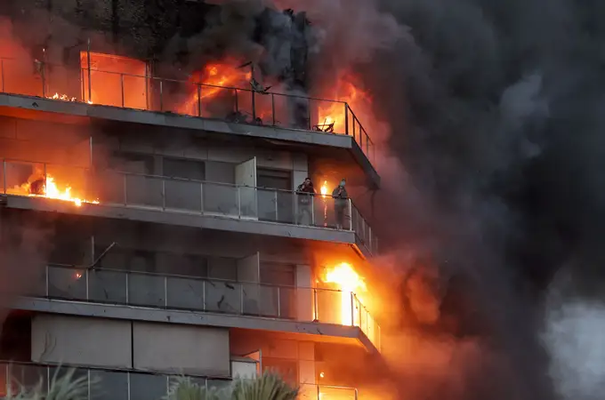 La pareja rescatada del balcón en pleno incendio de Valencia: 