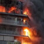 Dos personas aguardan en el balcón a ser rescatadas en el incendio declarado sobre las cinco y media de esta tarde en un quinto piso de un edificio de viviendas de València que ha afectado totalmente al inmueble y se ha propagado a otro anexo, y los bomberos intentan aún rescatar a vecinos desde los balcones. 
