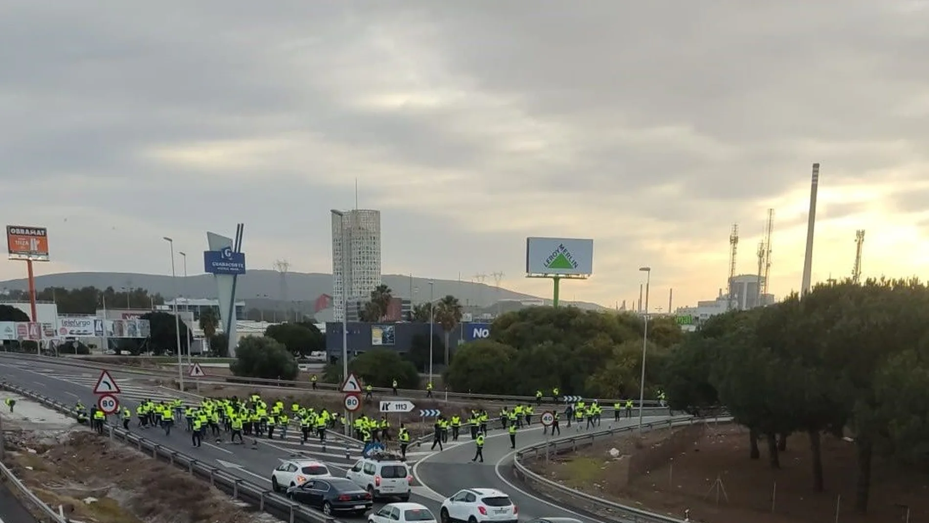 Nuevos cortes en la A-7 en Los Barrios (Cádiz) de los trabajadores de Acerinox en huelga por el convenio colectivo.