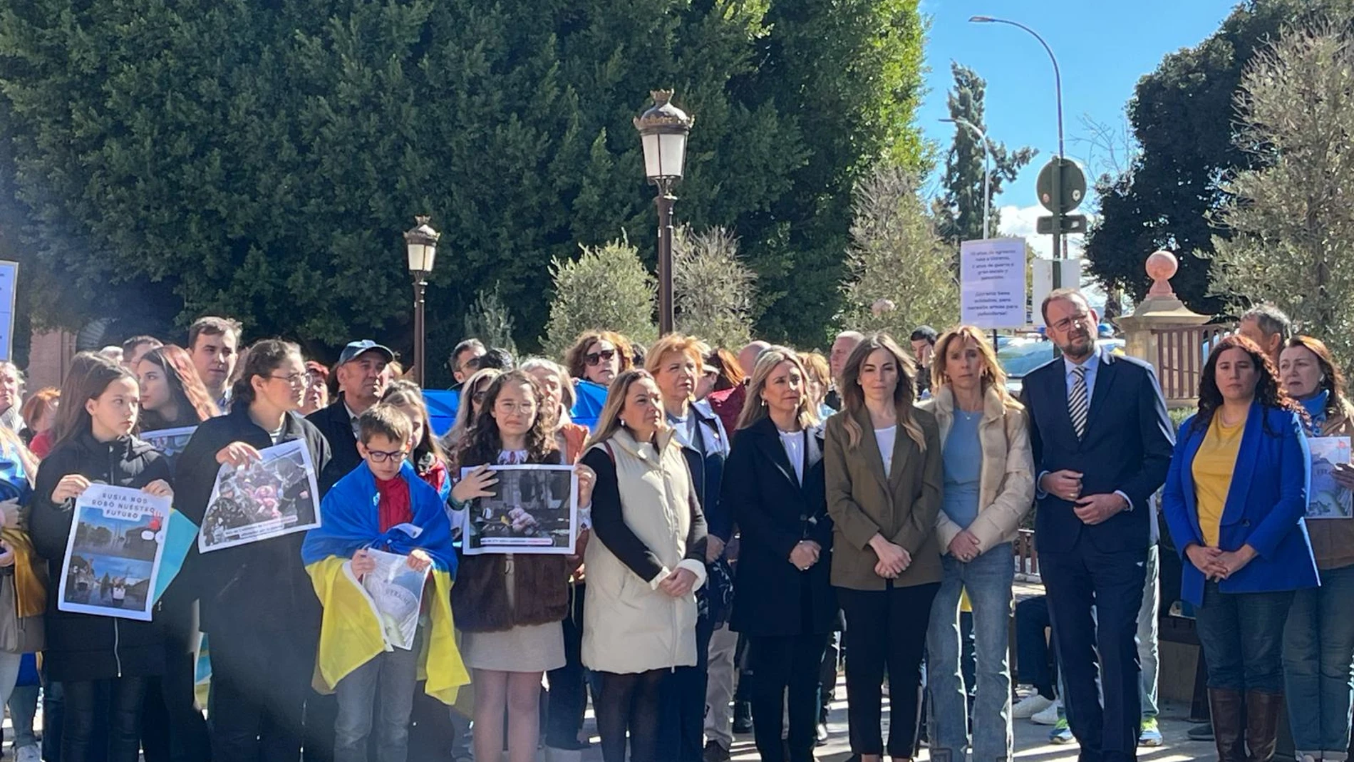 La consejera de Política Social, Familias e Igualdad, Conchita Ruiz, junto a autoridades municipales, durante el acto de concentración en apoyo a Ucrania