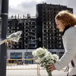 Ramos de flores recuerdan a los fallecidos en el incendio de València