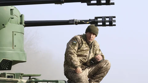 Un soldado ucraniano sobre un blindado antiaéreo autopropulsado alemán Gepard cerca de la ciudad de Odesa, en el sur de Ucrania.