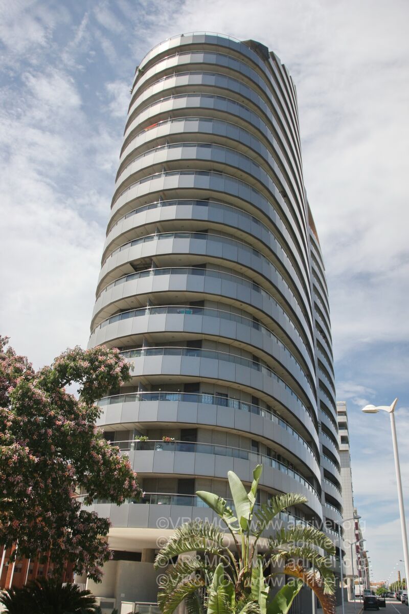 El edificio Navis, tiene 20 pisos de altura y está situado en Mislata