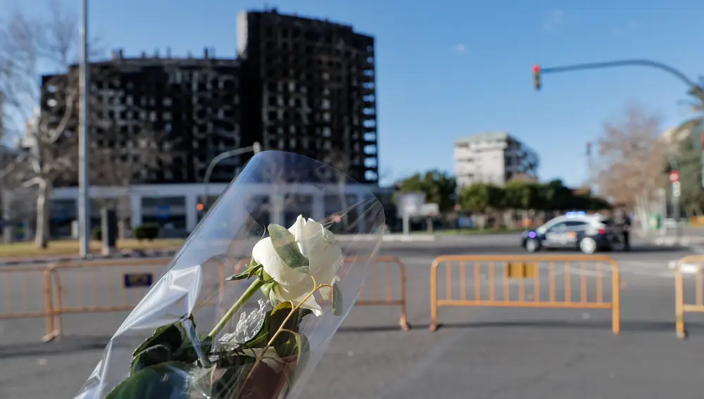 Ramos de flores y un crespón negro en el colegio de uno de los niños fallecidos en el incendio de Valencia
