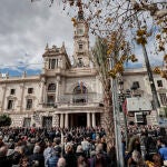 Cientos de personas se han concentrado en la plaza del Ayuntamiento de Valencia