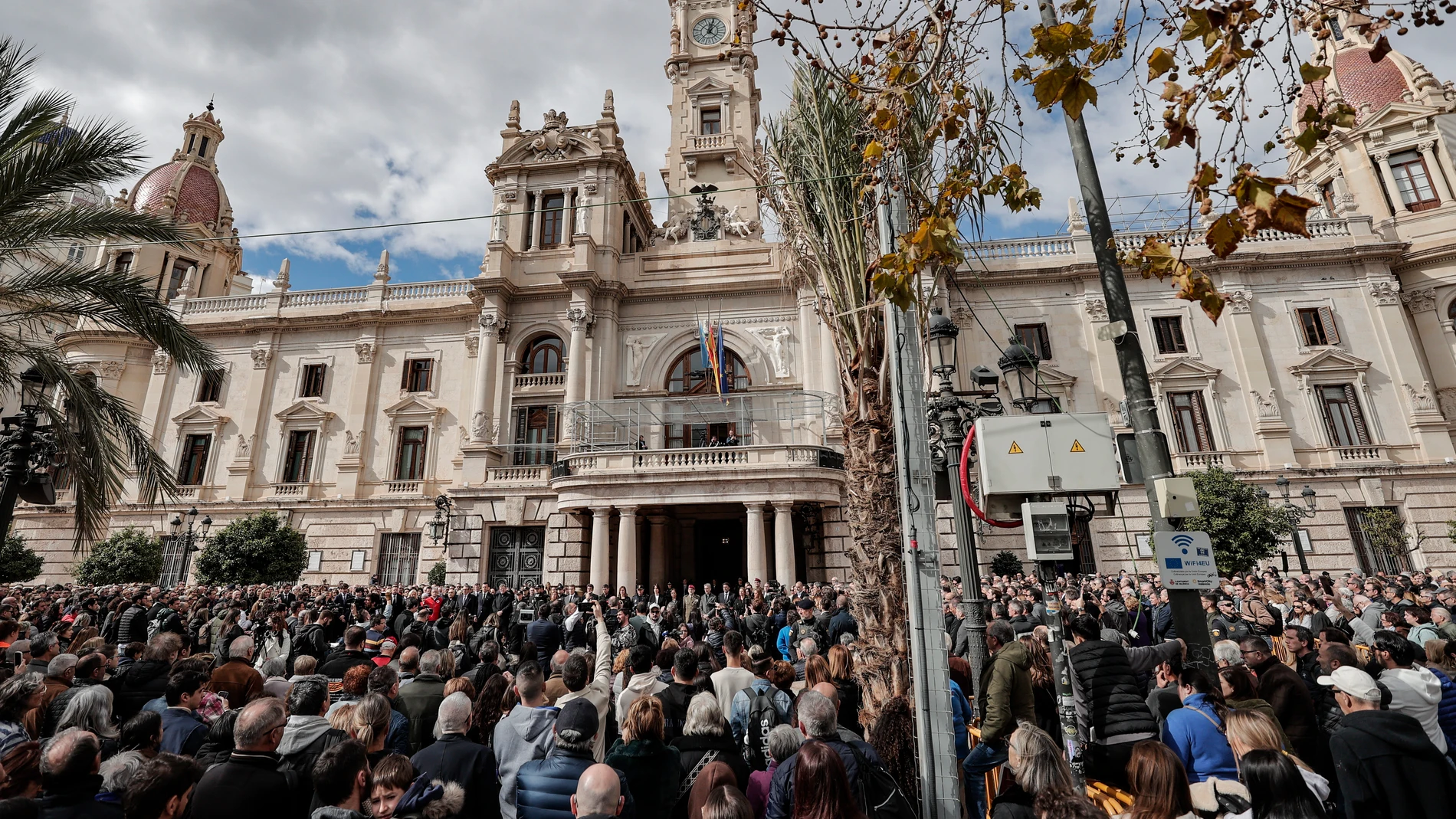 Cientos de personas se han concentrado en la plaza del Ayuntamiento de Valencia