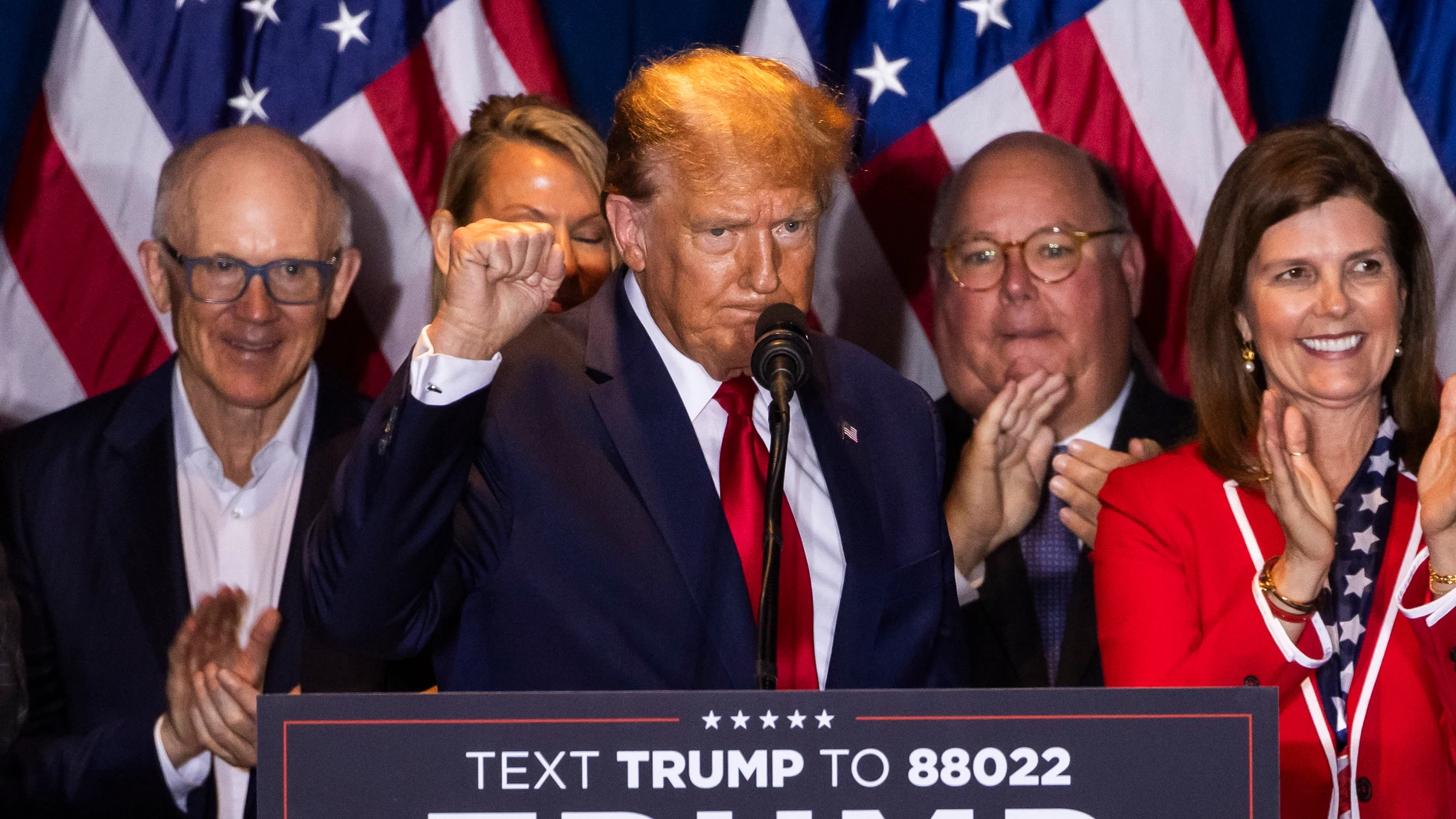 Columbia (United States), 25/02/2024.- Former US President Donald Trump (C) gestures after defeating former governor Nikki Haley in South Carolina's Republican presidential primary in Columbia, South Carolina, USA, 24 February 2024. Though Trump defeated Haley handily, she is vowing to stay in the primary race. EFE/EPA/JIM LO SCALZO 