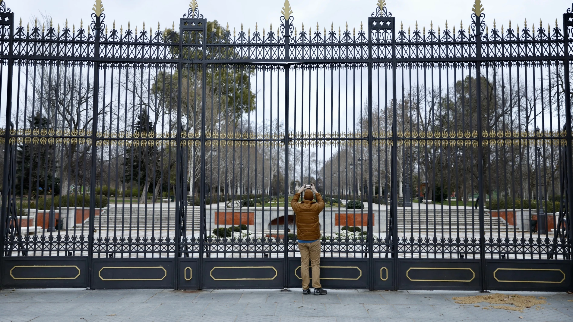 Cerrado el Parque de El Retiro por el mal tiempo y las rachas de fuerte viento. © Jesús G. Feria.