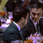 El presidente del Gobierno, Pedro Sánchez (d) conversa con el presidente de la Generalitat, Pere Aragonés,en la tradicional cena de bienvenida de la GSMA a los asistentes al MWC, que empieza mañana en Barcelona. 