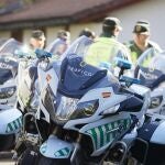 Un dispositivo de la Guardia Civil se prepara para controlar el tráfico durante la segunda etapa de la Itzulia, la Vuelta al País Vasco 2023, en Navarra (España).