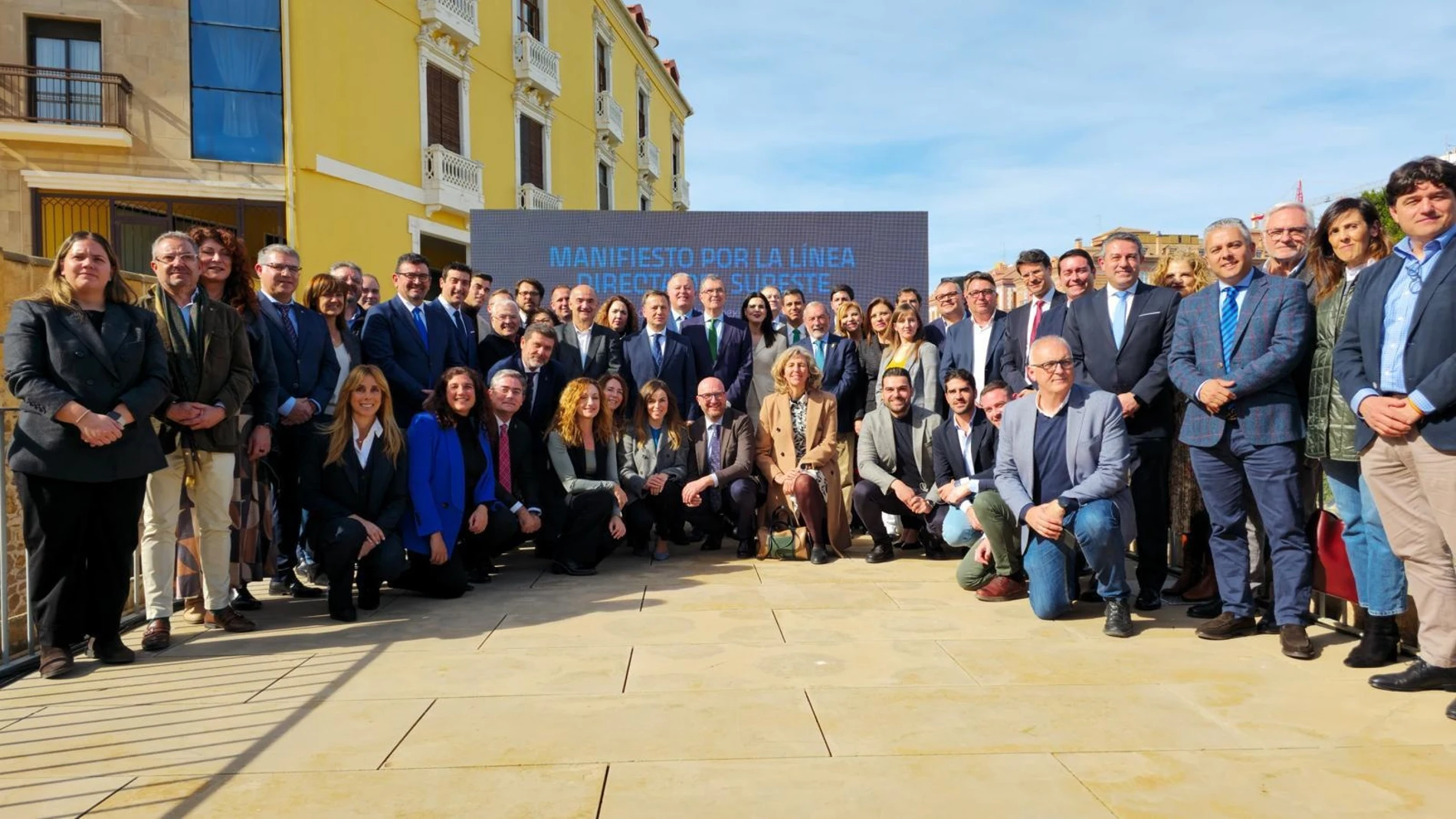 Imagen de la cumbre política en la que representantes políticos de más de 20 municipios de la Región y de la provincia de Albacete crearon el Grupo Ferroviario Conexión Sureste