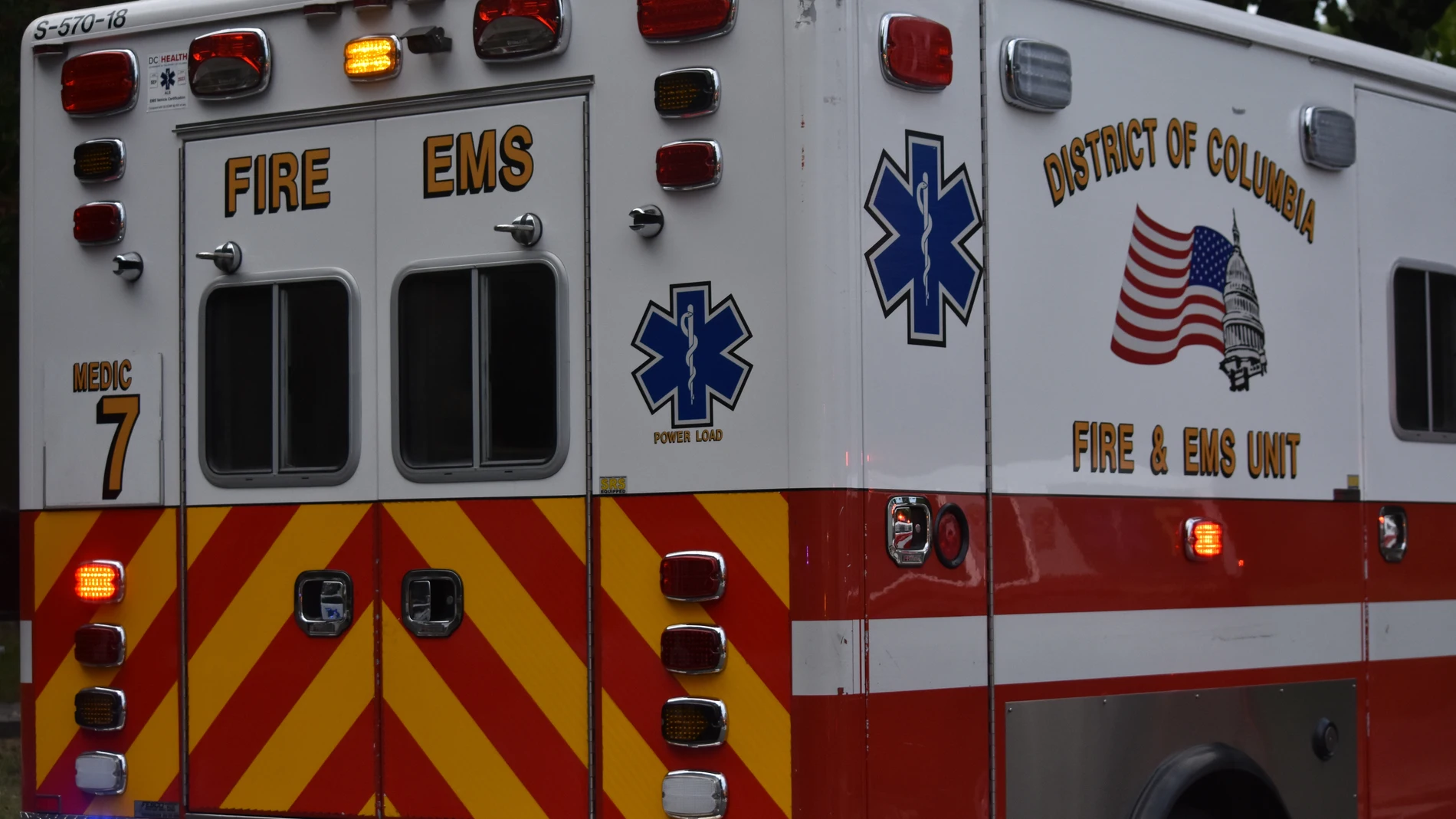 August 6, 2023, Washington, DC, United States: Ambulance responds to the crime scene. Double shooting in broad daylight in the 100 block of Wilmington Place Southeast in Washington, DC. The shooting took place on Sunday afternoon in a residential neighborhood. One person was pronounced dead and the other person is expected to survive. This continues the latest uptick in gun violence in the nation's capital. (Foto de ARCHIVO)06/08/2023