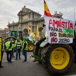 Manifestación de ganaderos y agricultores por las calles del centro de Madrid. Tractores llegando a la puerta de Alcalá. 