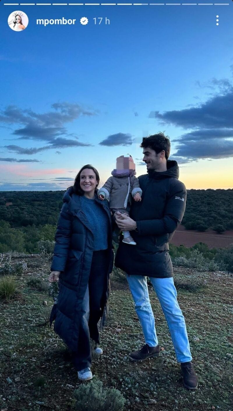 Marta Pombo y Luis Zamalloa junto a su hija