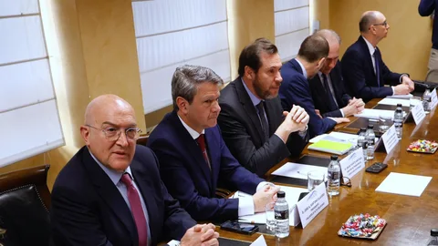 Carnero junto a José Antonio Santano y Óscar Puente durante la reunión de la Sociedad Valladolid Alta Velocidad del pasado viernes