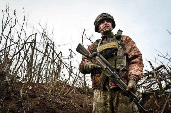 Soldados ucranianos atacan posiciones rusas en el frente militar de Donetsk, en el este del país