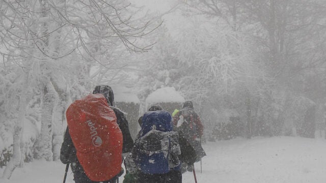 La nieve provoca dificultades para circular por carreteras de A Montaña de Lugo