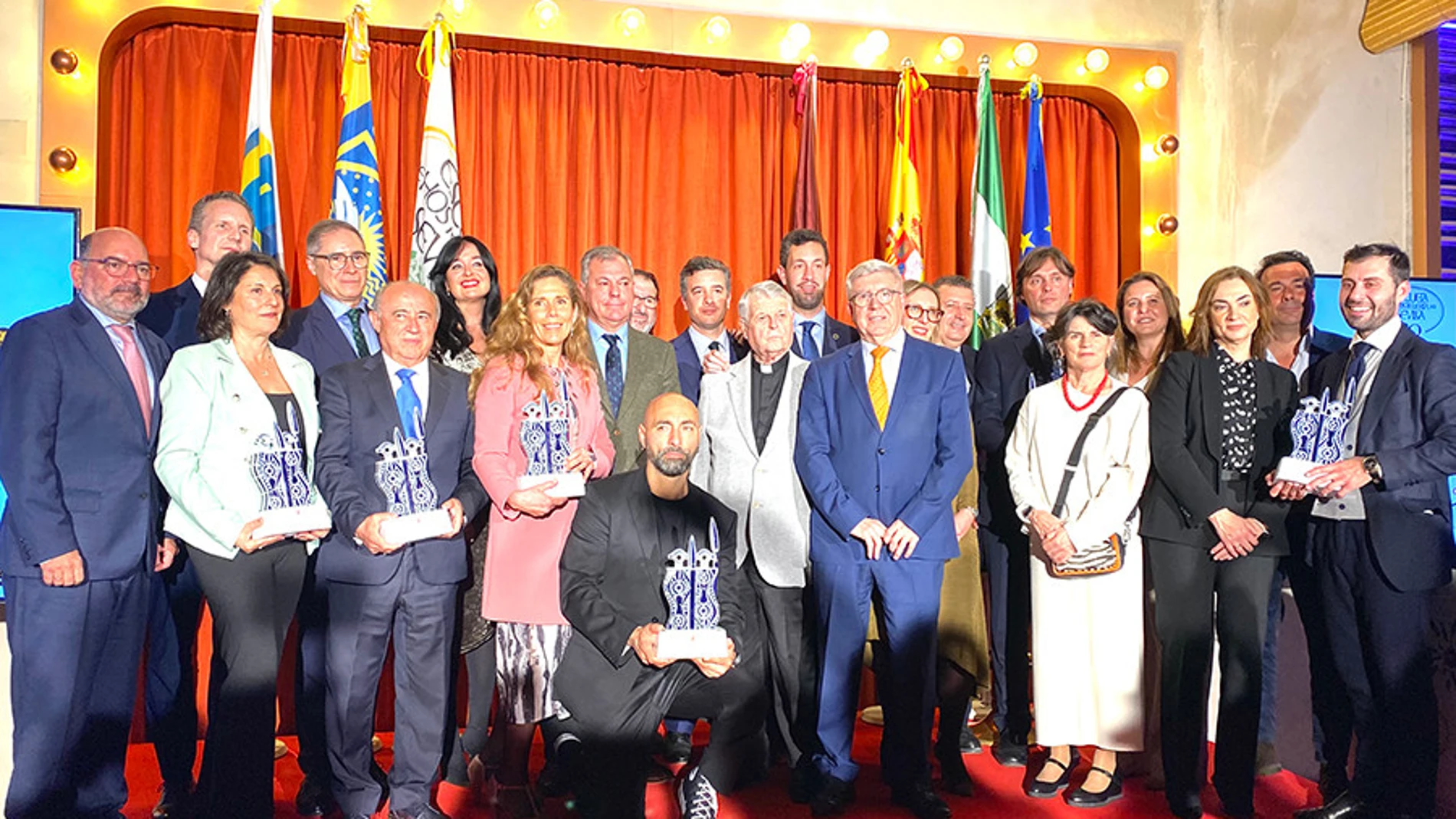 Foto de familia de los premiados en la V Gala de Premios de la ESHS y autoridades