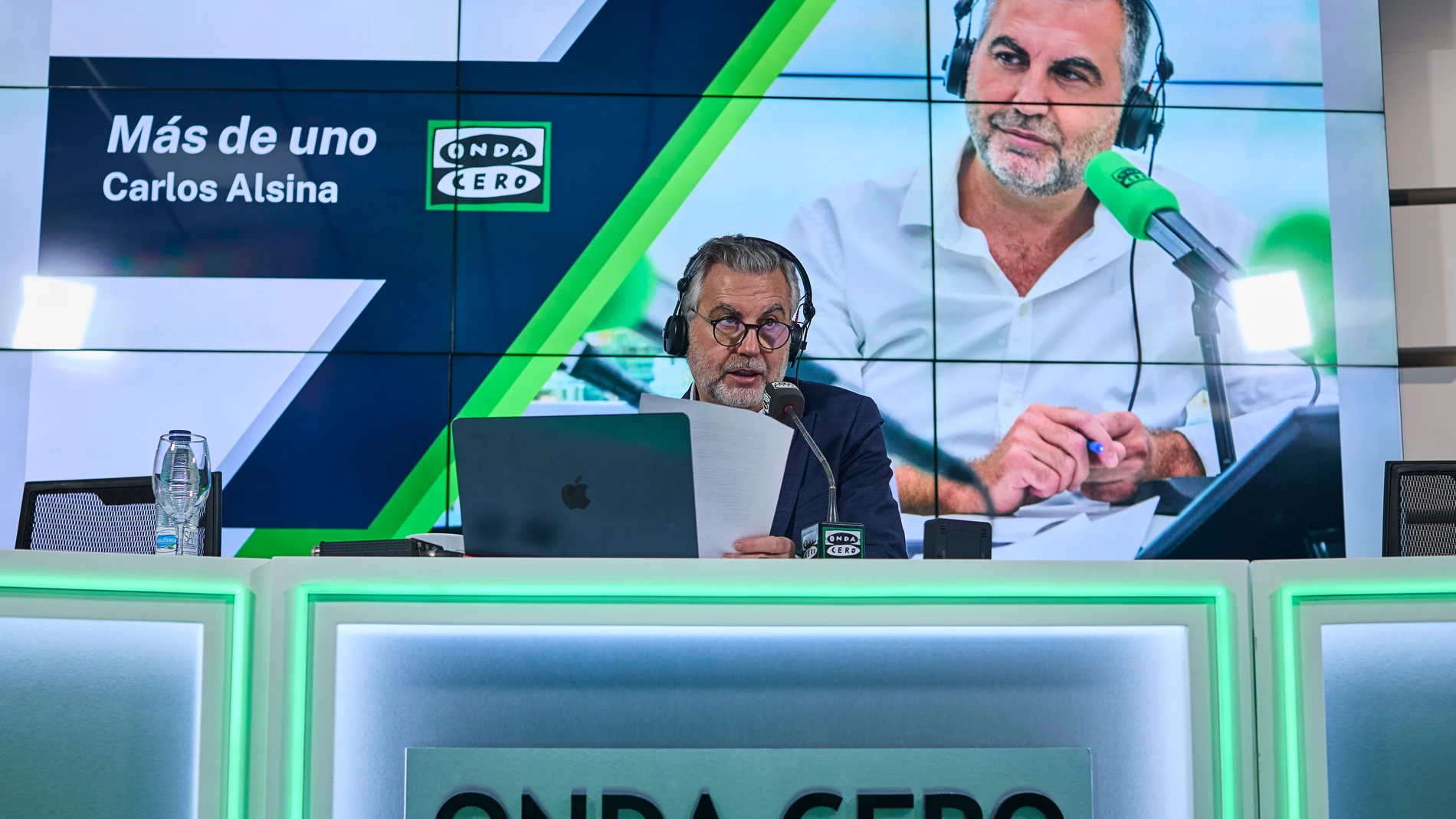 Programa de radio “Más de Uno” de Carlos Alsina en Onda Cero en la sede del Diario La Razón. © Alberto R. Roldán / Diario La Razón. 26 02 2024
