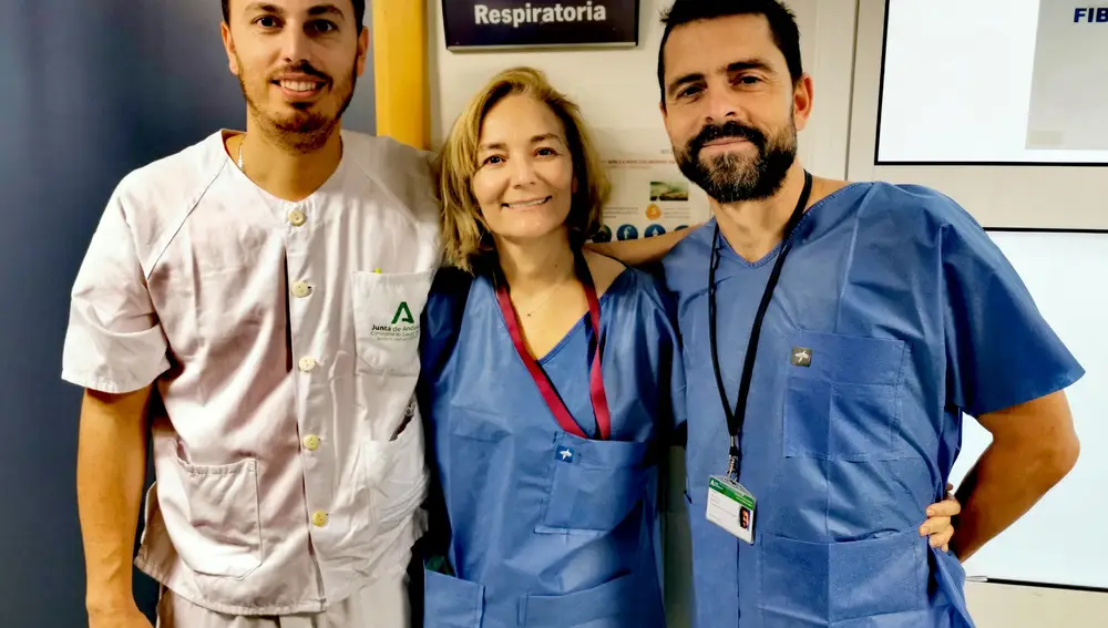 Los tres neumólogos que realizan el CrioEBUS en Valme: en el centro la jefa del servicio de Neumología Dra. Nuria Reyes, a la izquierda Dr. Antonio Cruz y a la derecha Dr. Javier Gallego.