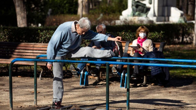 Gente mayor haciendo deporte y ejercicio en el Parque del Retiro.