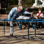 Gente mayor haciendo deporte y ejercicio en el Parque del Retiro.