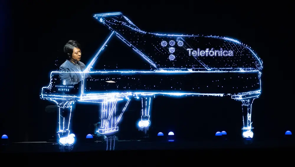 Lang Lang protagonizó una experiencia tecnológica enriqueciendo el mundo real con el mundo virtual a través de un juego visual de dos pianos y dos pianistas. 