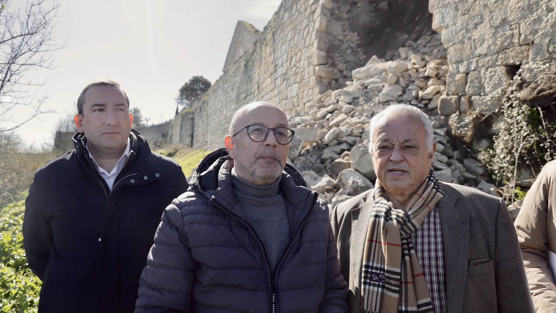 Santonja visita la zona del derrumbe junto al alcalde de Ledesma, Exuperancio Benito