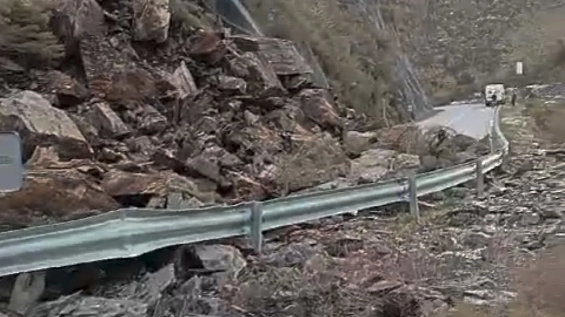 Un derrumbe de rocas y tierra deja incomunicados a los vecinos de Peranzanes, en León