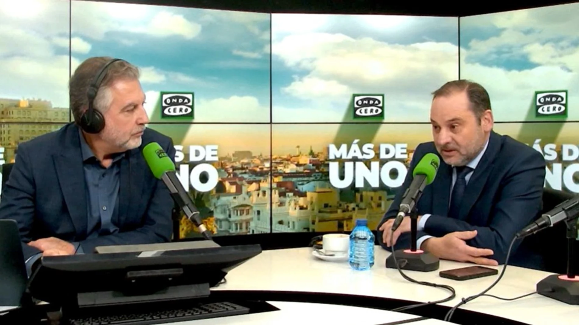 El exministro de Transportes José Luis Ábalos durante su entrevista con Carlos Alsina
