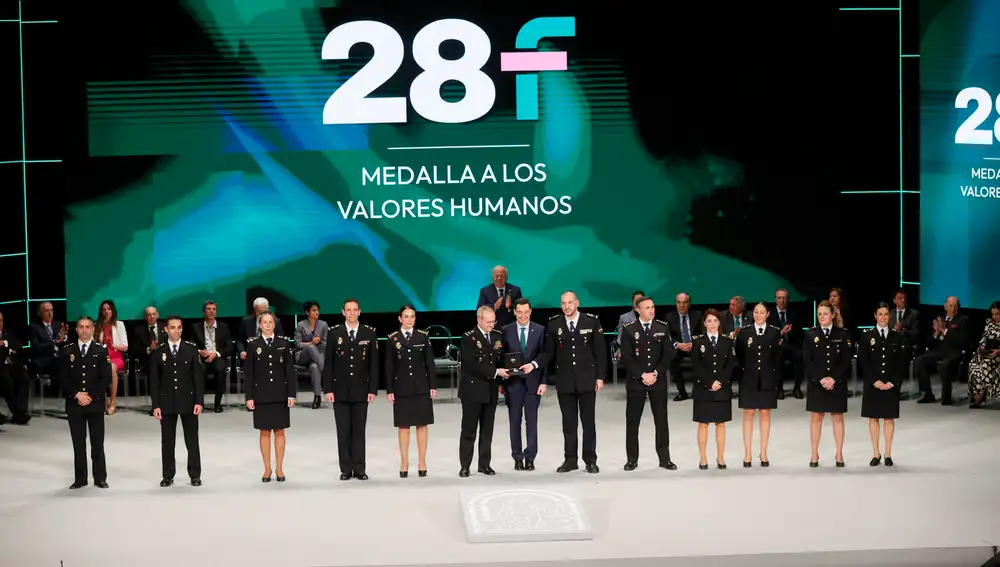 El presidente andaluz, Juanma Moreno (c), tras entregar la Medalla de Andalucía a los Valores Humanos a las Jefaturas Superiores de Policía de Andalucía
